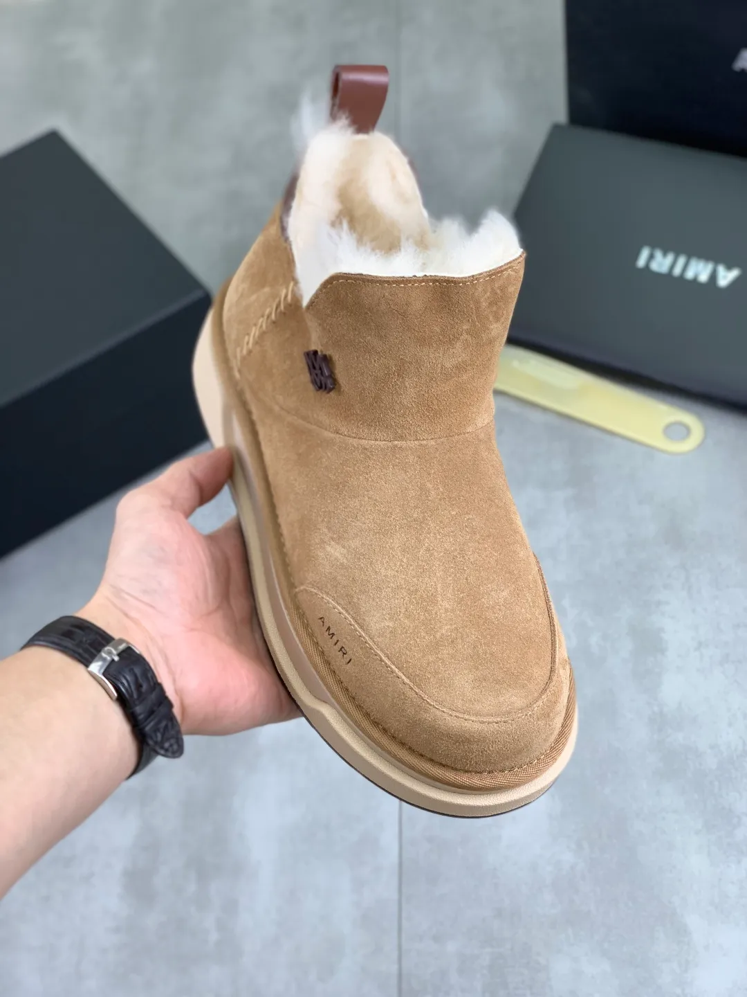 Men's shoes 💰P520 New high-quality fur-integrated Amiri Emile new winter wool shoes MA-1 wool shoes Amiri gave up the rock punk style in the new season. It uses a lot of unsaturated colors, Morandi tones, whether you see or wear them, it will make people very happy. The large tongue of the bread shoes continues, shortens the length of the shoe body, thickens the midsole, and the toe part is more rounded. Amiri's brand letters and MA logo appear on the side of the shoe. Fabric: Original custom imported first-layer frosted cowhide + real wool lining. Outsole TPU material. Bottom thickness 4CM. Color: three colors available. Size: #女 models 35-40